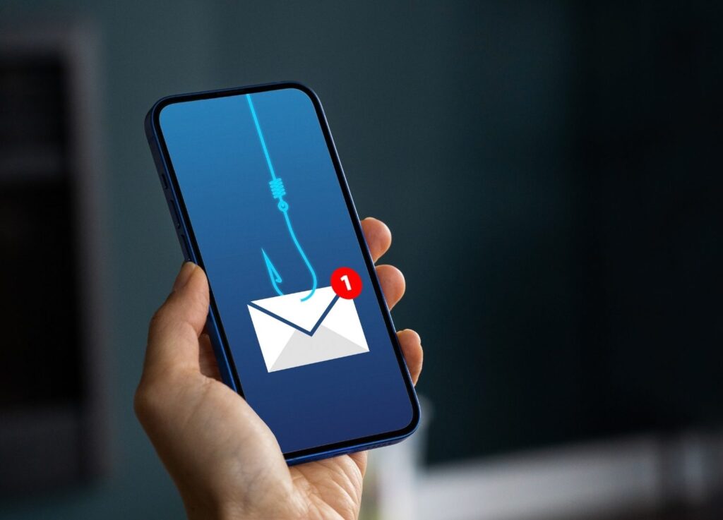Phishing, vishing i smishing to metody oszustw wykorzystujące e-mail, telefon i SMS. Naucz się je rozpoznawać, aby chronić swoje dane i pieniądze.